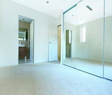 3 BEDROOM UNIT - CBD LIVING -WALK TO THE BEACH - Photo 1