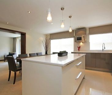 A smart, spacious two to three bedroom fully furnished with a large... - Photo 6