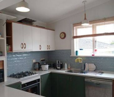 Charming Villa with Classic Features - Photo 4