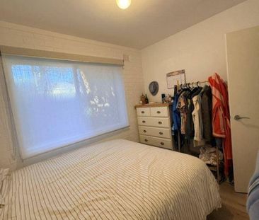 2 bedroom 1 bathroom unit - Photo 3
