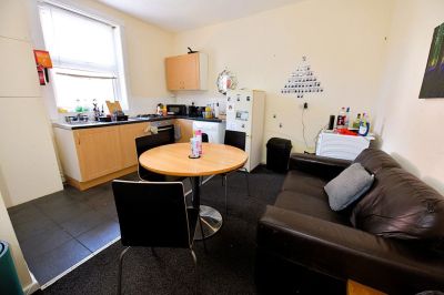 2 bedroom House in Hyde Park, Leeds - Photo 2