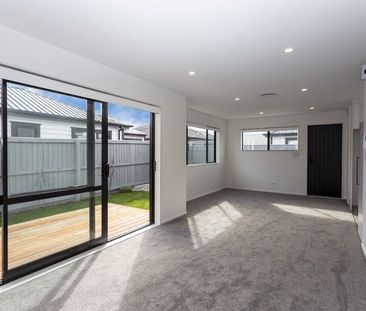 Near New Spacious 2 Bedroom Townhouse! - Photo 3