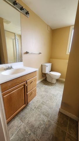 GLenrosa 2 bd, 1 bath walkout basement suite avail now - Photo 4
