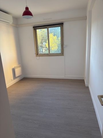Location Appartement 4 pièces 93m² MARSEILLE 8ème - Photo 3
