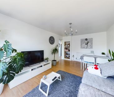 Chaplaincy Gardens, Hornchurch, RM11 - Photo 5