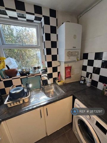 1 bedroom in a flat share to rent - Photo 5