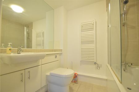 2 bedroom flat - Photo 2