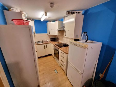 1 bedroom in a flat share to rent - Photo 5