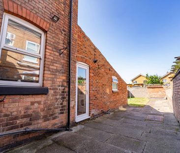 4 bedroom semi-detached house to rent - Photo 6