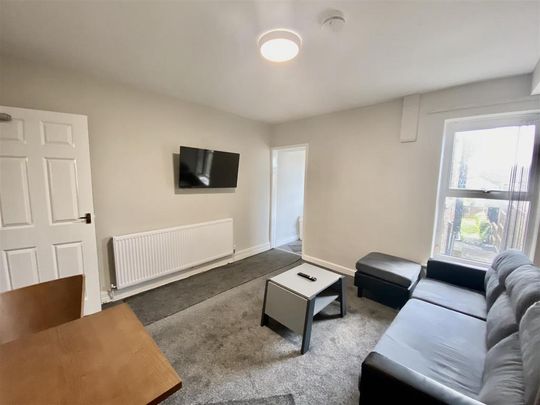 5 bedroom private hall to rent - Photo 1