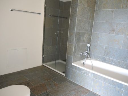 Moderne 3.5 Zimmerwohnung Nähe Zentrum mit Balkon zu vermieten - Photo 2