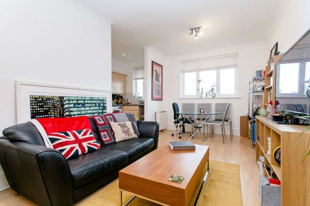 Large one bedroom apartment located in Haggerston. - Photo 1