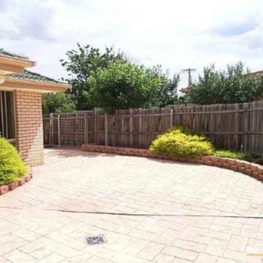 Spacious Three Bedroom Townhouse in Serene Monash Complex! - Photo 1