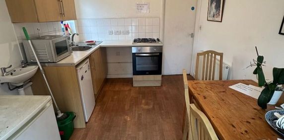 1 bedroom Flat To Let - Photo 2
