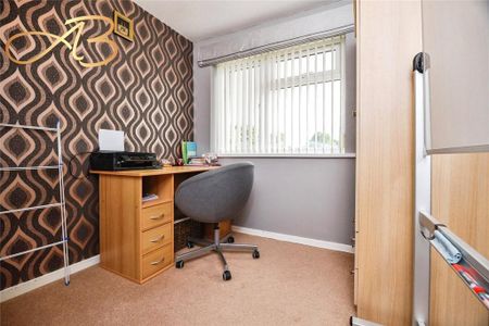 4 bedroom semi-detached house - Photo 3