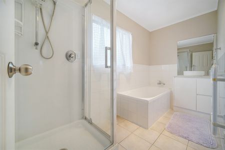 Modern 4-Bedroom Beauty in Wiri - Photo 4