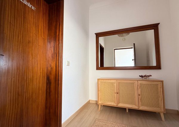 Excellent 1 bedroom flat with generous areas well located in Albufeira.