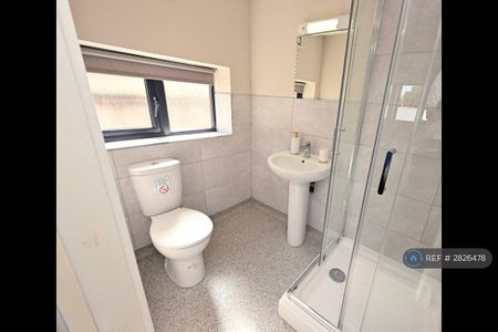 1 bedroom in a house share to rent - Photo 3