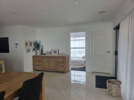 Cranbourne East - Photo 3