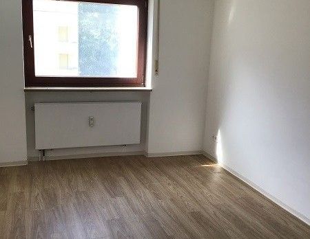 Renovierte 2-Zimmer-Stadtwohnung mit Balkon ab sofort frei - Photo 1