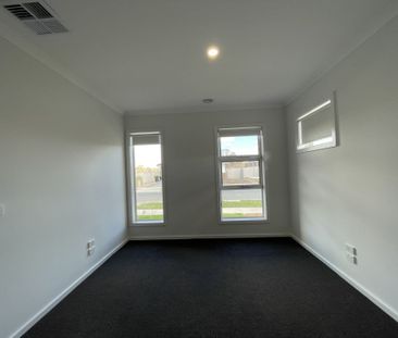 FOUR BEDROOM HOME - LOW MAINTENANCE! - Photo 5