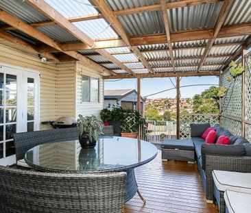 LARGE 4 BEDROOM HOME WITH A POOL! - Photo 6