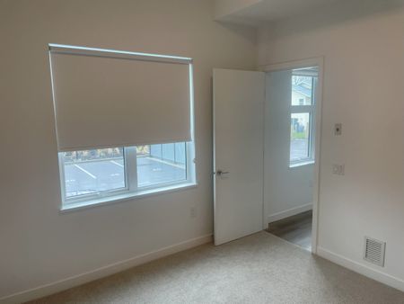 Large Main Floor 2 bedroom Condo near Downtown – Pet Friendly! - Photo 2