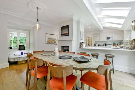 A beautifully presented and detached home in a private gated setting with tranquil gardens, home gym and separate one bedroom annex. - Photo 3