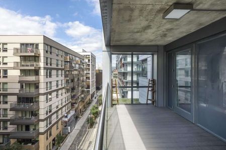 Savills offer this modern two double bedroom apartment located in North Greenwich. This property offers two bathrooms, open plan kitchen/ lounge which is extremely spacious balcony. - Photo 3