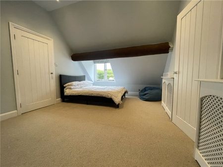 A beautifully presented one bedroom flat in private grounds in this popular village within easy reach of the amenities and railway station of Basingstoke and Whitchurch, the M3, A303 and A34. - Photo 2