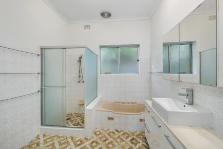 Charming, Character-Filled spacious home - Photo 5