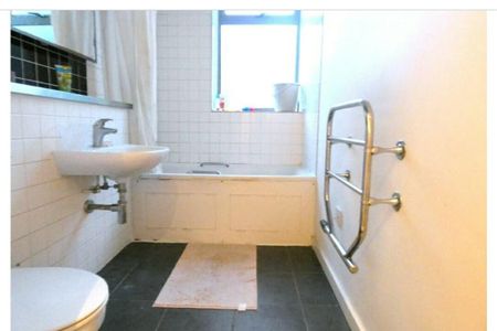 1 Bed Flat, Centreway Apartments, IG1 - Photo 4