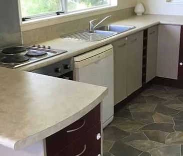 Charming 3BR Home with Garden & Deck! - Photo 2