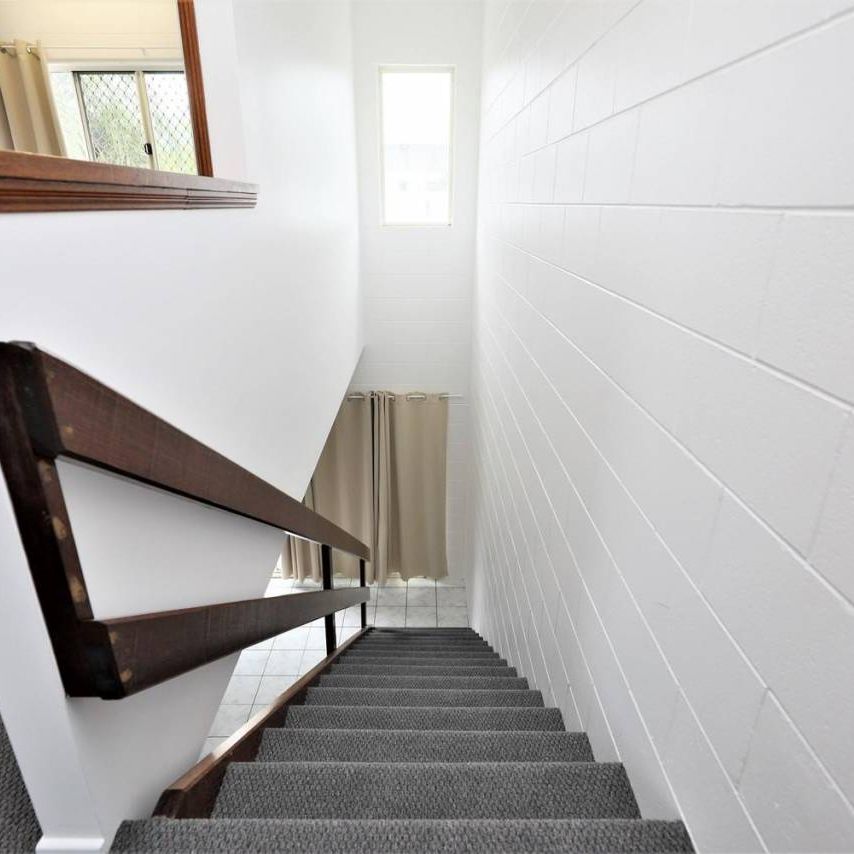 Townhouse - Storage Room - Carport - Pool - Close to Shops - Photo 1