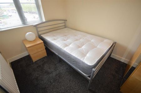 3 bedroom flat to rent - Photo 4