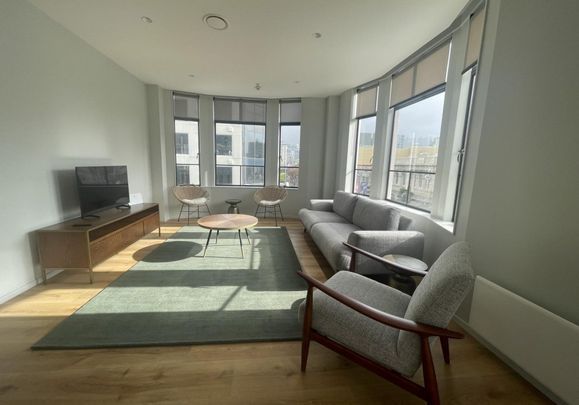 Two bedrooms, two bathrooms light filled inner city apartment - Photo 1