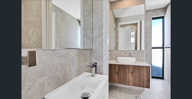 Luxurious Top Floor Unit with Terrace, Ocean Views. Water and Electricity Included! - Photo 1