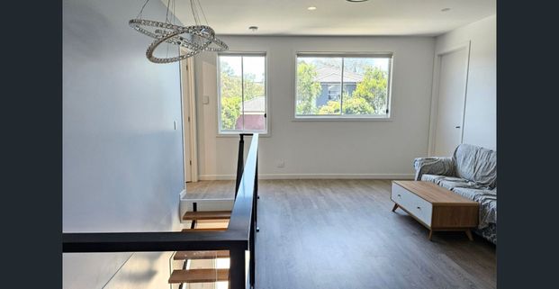 Discover an incredible opportunity to rent a spacious family home in the vibrant suburb of Holland Park West. - Photo 1