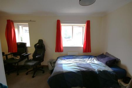 4 bedroom end of terrace house to rent - Photo 4
