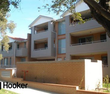 Modern 2 bedroom Townhouse with private yard - Photo 2