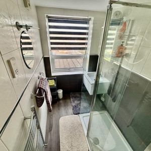 1 bed Apartment - To Let - Photo 2