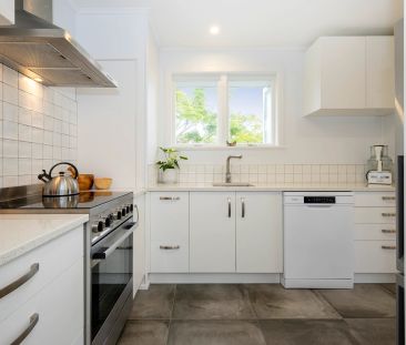 Top Floor Apartment - Unbeatable Location - Photo 6