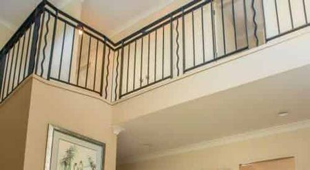 5 BEDROOMS, 3 BATHROOMS, 2 LOUNGES! - Photo 2