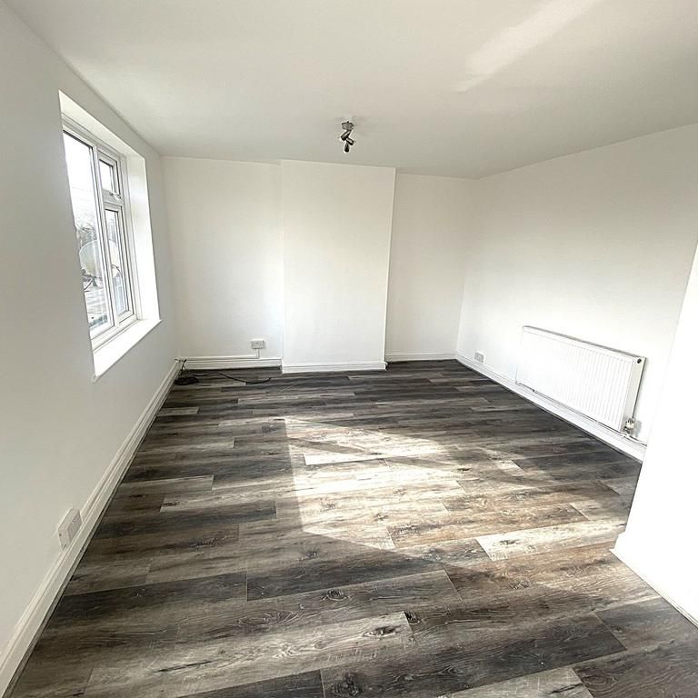 3 bedroom flat to rent - Photo 1