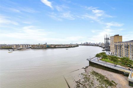 This 2 bedroom apartment is located in the prestigious Canary Riverside development. - Photo 5