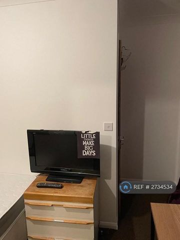 1 bedroom in a house share to rent - Photo 2
