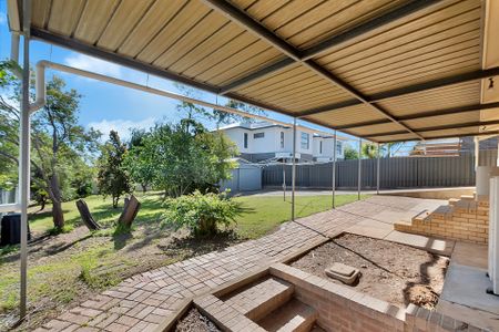 Four Large Bedrooms - Two-Storey Feel Good Family Home - Photo 2