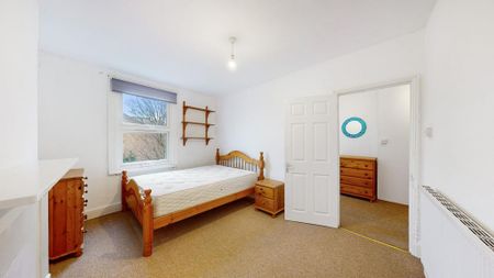 4 bedroom flat to rent - Photo 2