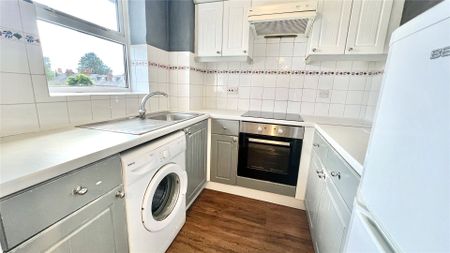 2 bedroom Flat in Charles Place, Reading - Photo 2