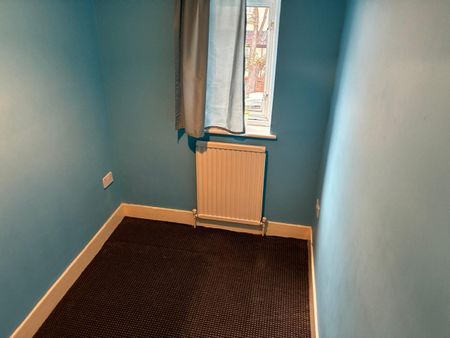 3 Bed Terraced House, Stokes Road, E6 - Photo 4